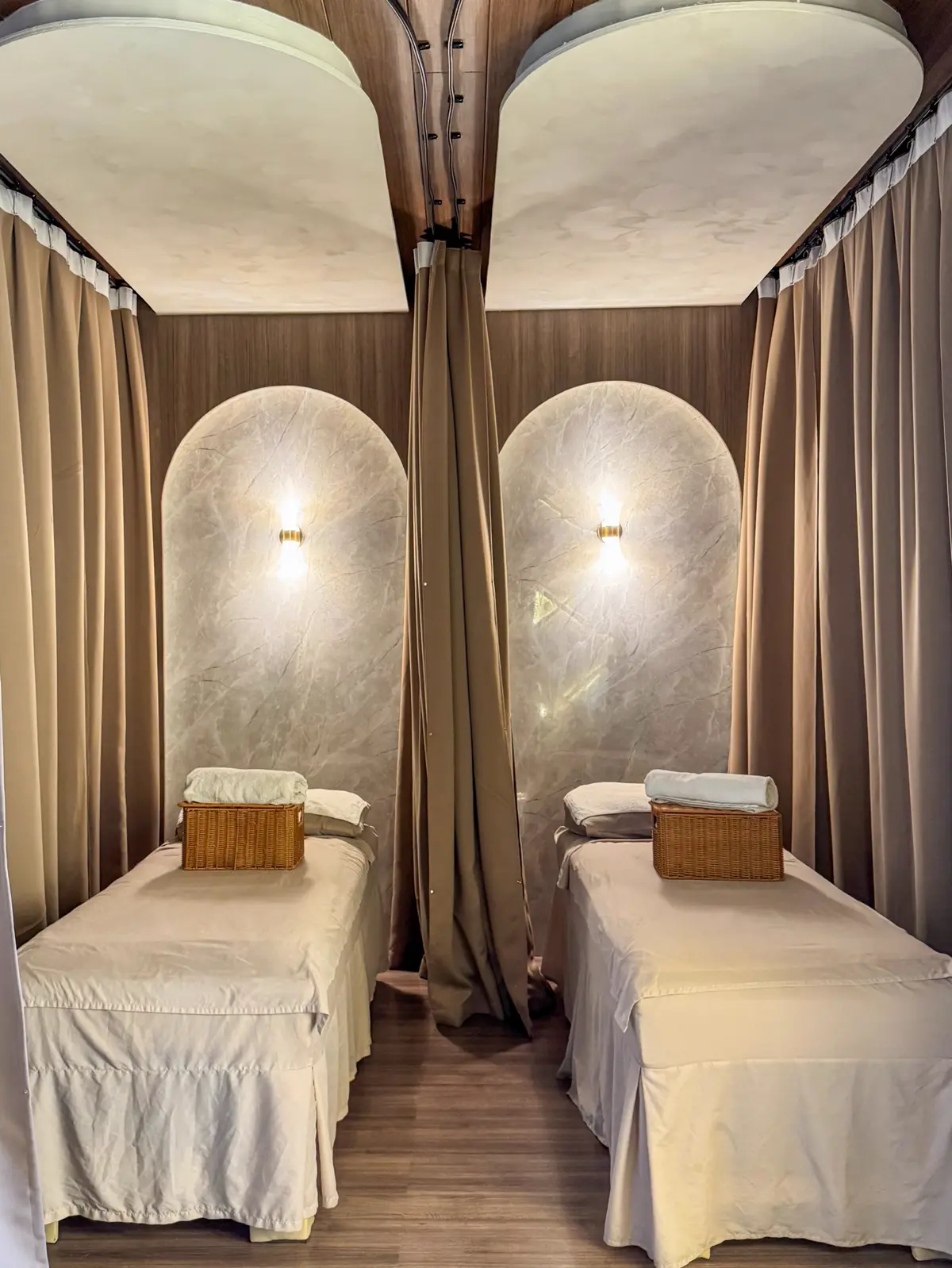 Twin treatment room with backlit arches
